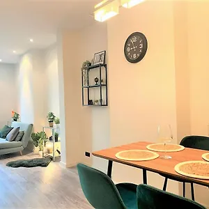 stylish-appartment-antwerpen-with-parkview.brusselshotelsbook.com/